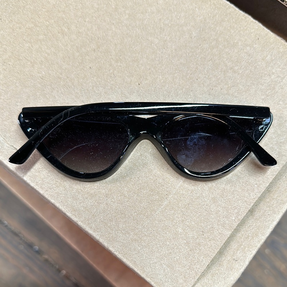 Chic Black Cat-Eye Sunglasses - Picture 2 of 2